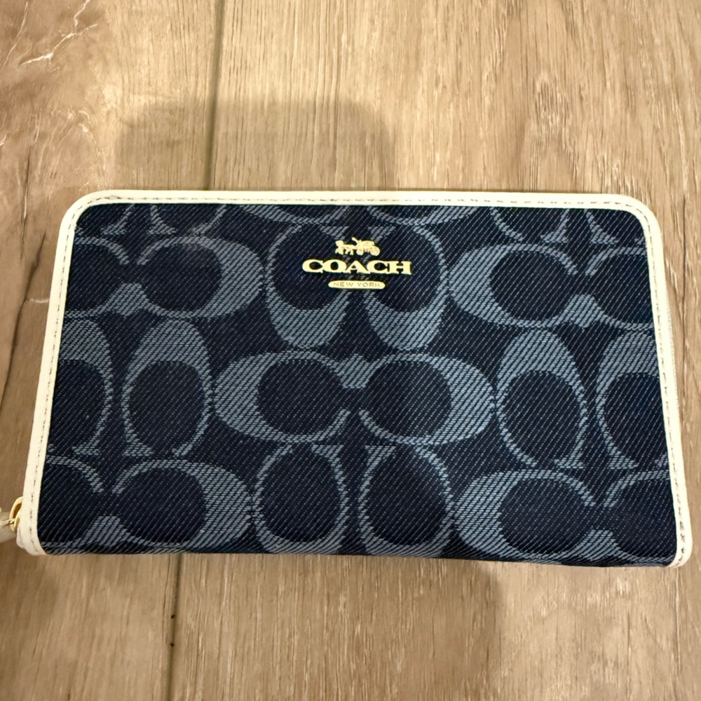 New with tag, Medium Zip Around Wallet In Signature Jacquard
